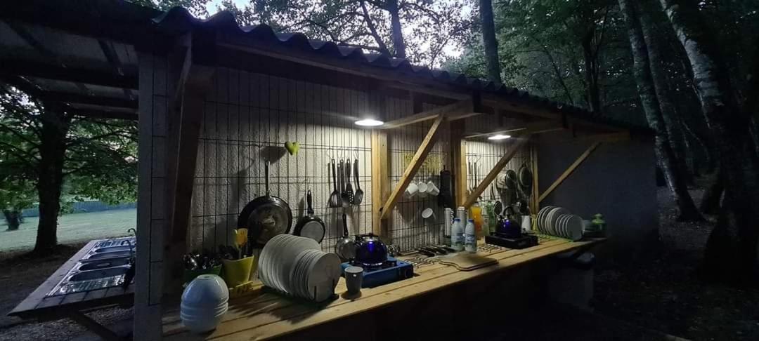 Camping Sous Les Belles Etoiles Peyrilhac ภายนอก รูปภาพ