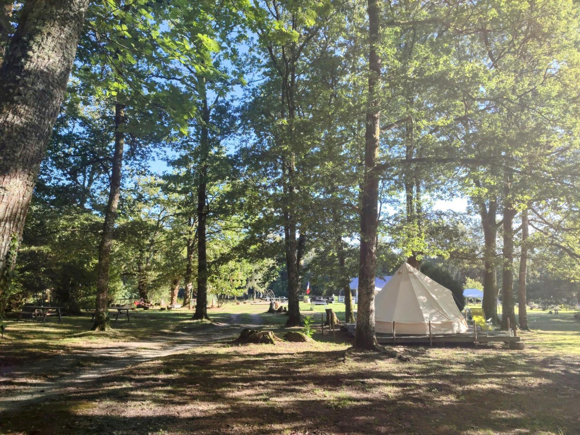 Camping Sous Les Belles Etoiles Peyrilhac ภายนอก รูปภาพ